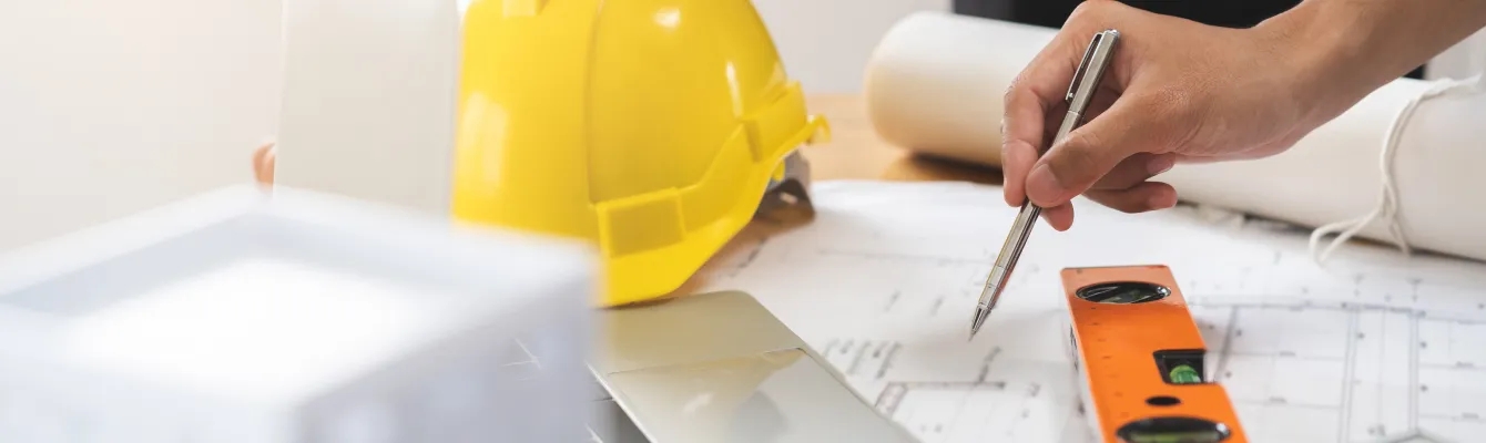 Architekt und junger Geschäftsmanndiskutieren einen Plan und ein Design-Projekt